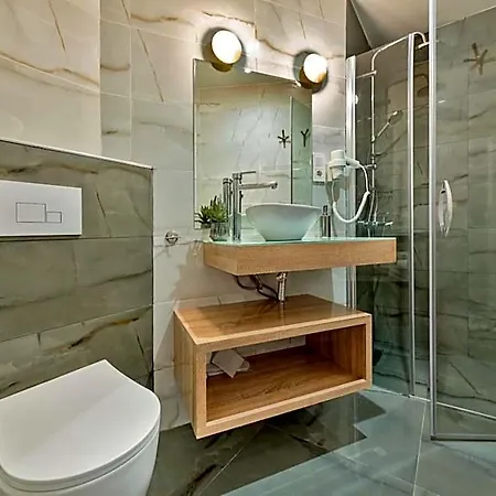 Nika & Cafe Hotel