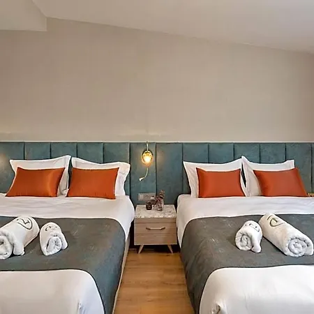 Nika & Cafe Hotel