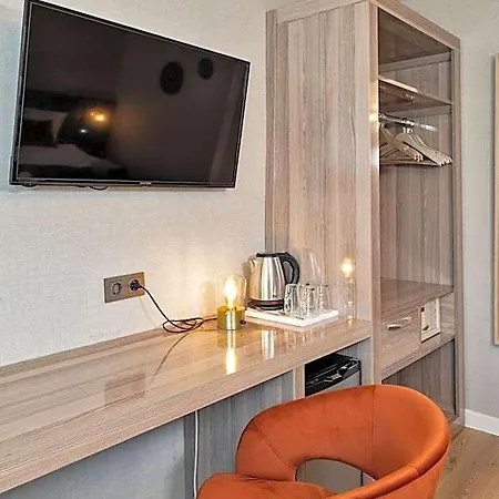 Nika & Cafe 2*