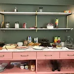 Nika & Cafe Hotel