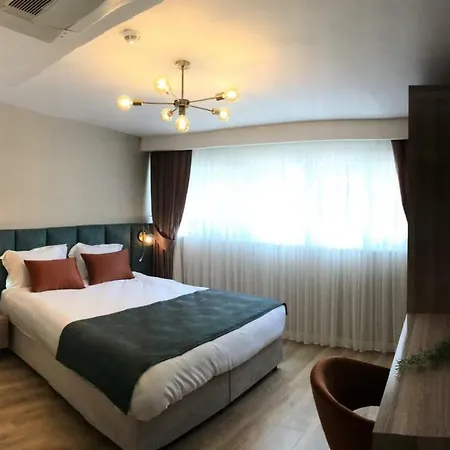 Nika & Cafe Hotel 2*